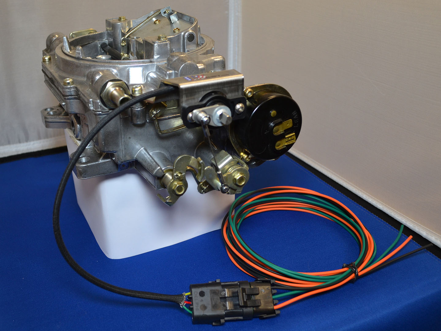 US Shift's TPS Kit installed on Edelbrock carburetor